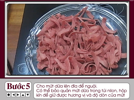 Cách làm mứt dừa màu hồng củ dền